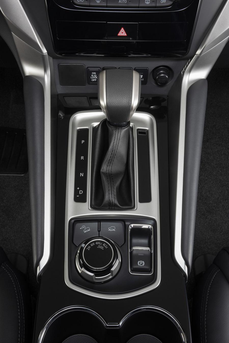 Детали интерьера Mitsubishi Pajero Sport 2018 года  (LA) (фото 11 из 40)